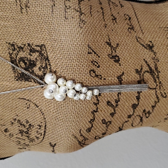 Cluster of faux pearls on a silver tone chain with a tassel also Classic Beauty - Picture 3 of 6